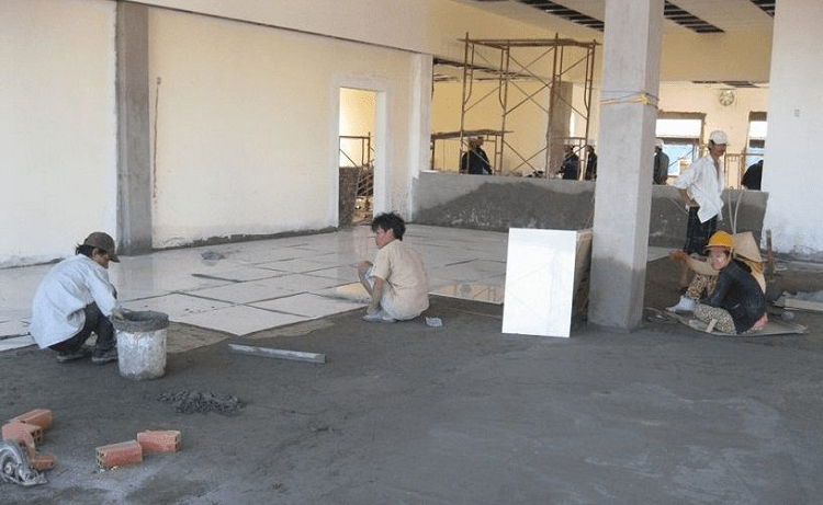 Cần chuẩn bị vật liệu phù hợp khi thi công gạch ốp lát