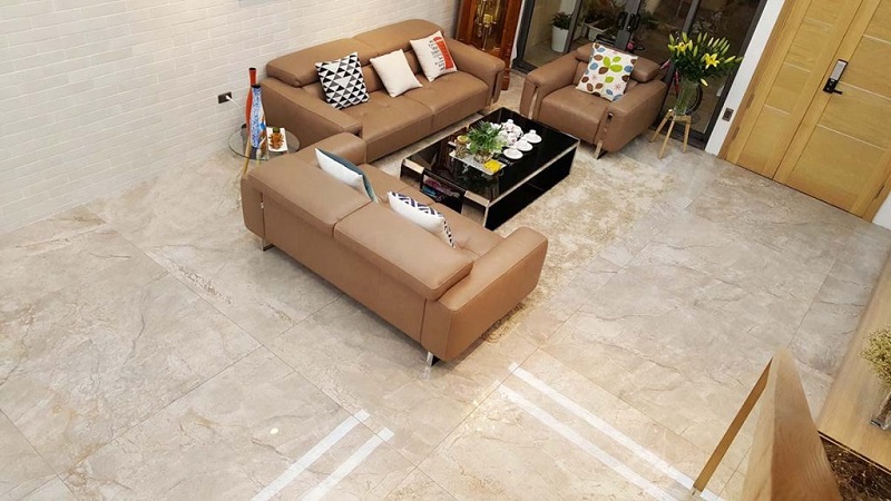 Khi chọn gạch lát nền phòng khách cần quan tâm tới chất liệu và độ bền