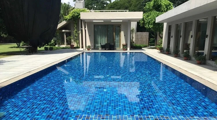 Vì sao nên chọn gạch ốp lát chuyên dụng dành cho bể bơi