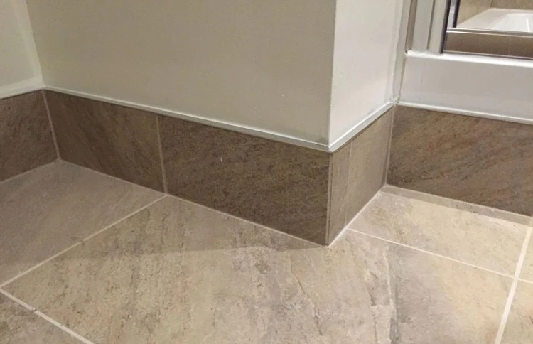 Gạch ốp chân tường có tiêu chuẩn về chiều cao không?