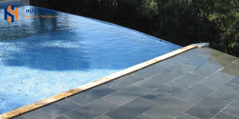 Xử lý chống thấm rất quan trọng khi lát nền bể bơi.
