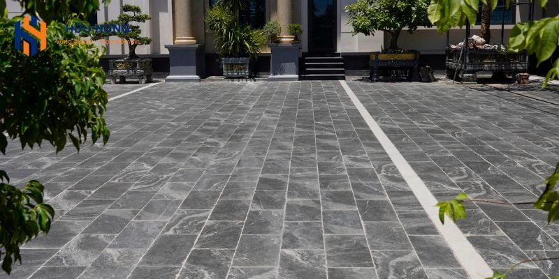 Lát gạch sân vườn đúng kỹ thuật giúp bảo vệ tuổi thọ của công trình.